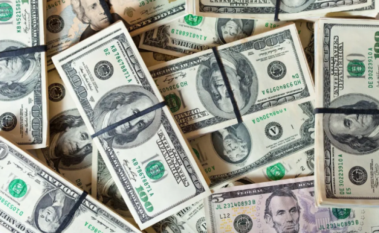 Dólar inverte e passa a cair, com dados econômicos dos EUA em foco