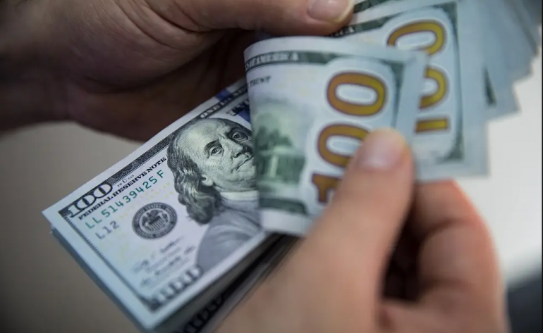 Dólar hoje opera perto da estabilidade em meio a incertezas sobre tarifas e juros