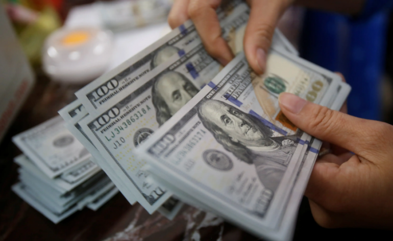 Dólar hoje cai mais de 1% após nova retaliação da China a tarifas dos EUA