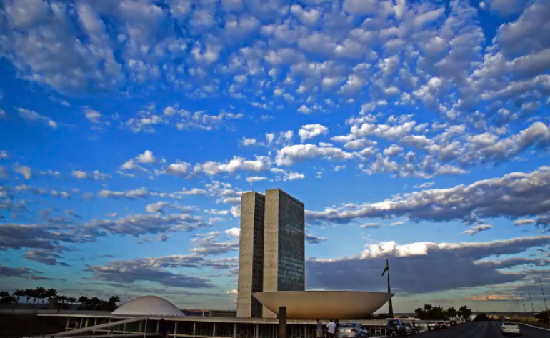 Relator antecipa fim da reeleição para 2030 e CCJ adia votação