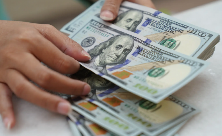 Dólar hoje tem leve alta com rebaixamento dos EUA e tarifas em foco