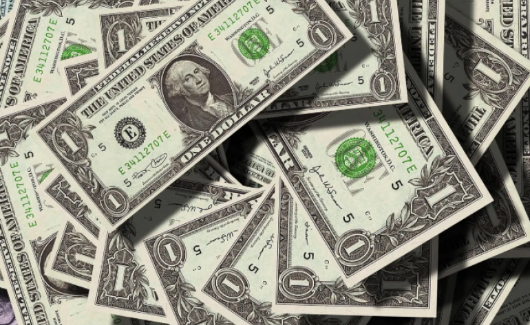 Dólar hoje cai com decisões de BCs e conflito Israel-Irã em foco