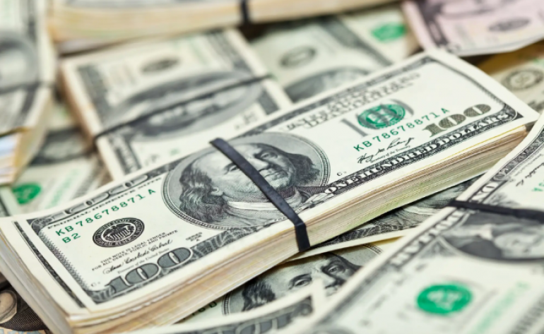 Dólar inverte sinal e sobe perante o real com shutdown e dados no radar