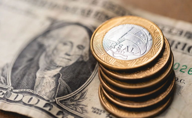 Dólar hoje sobe à espera de Fed e negociação entre EUA e China