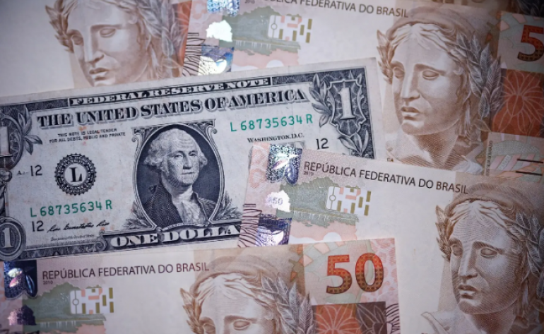 Dólar pode se aproximar dos R$ 5 ainda neste semestre, aponta banco Pine