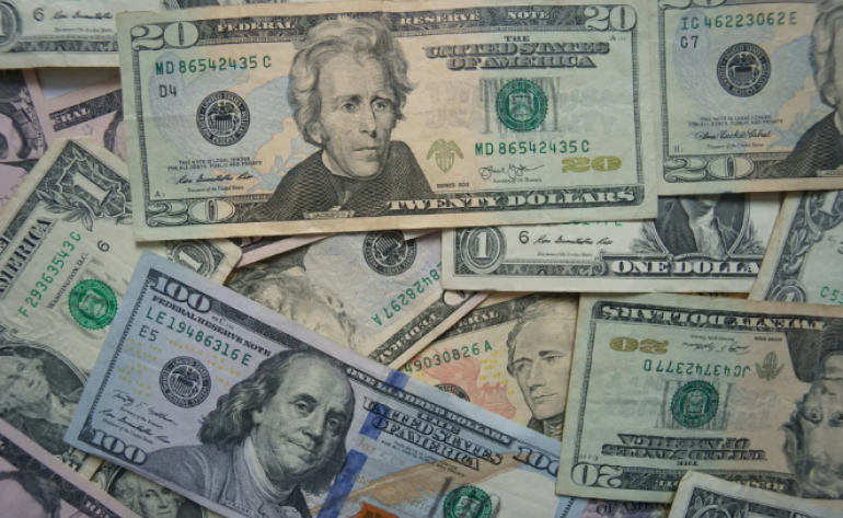 Dólar hoje cai abaixo de R$ 4,90 após dados de emprego acima do previsto nos EUA