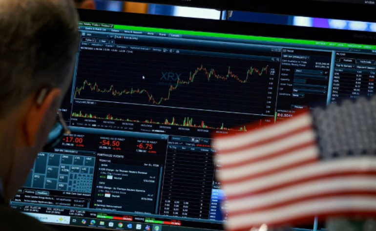 Wall Street cai com petróleo e nova liquidação no setor de IA após balanços Meta e Tesla