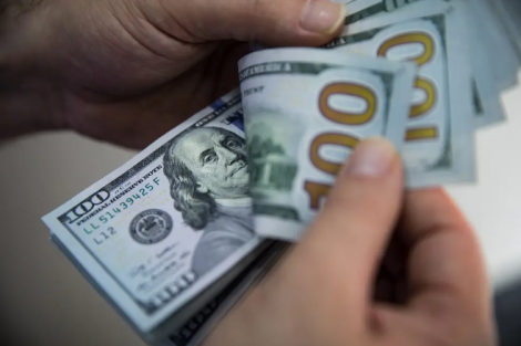 Dólar hoje opera estável, a R$ 5,79, com tarifas e dados de inflação em foco