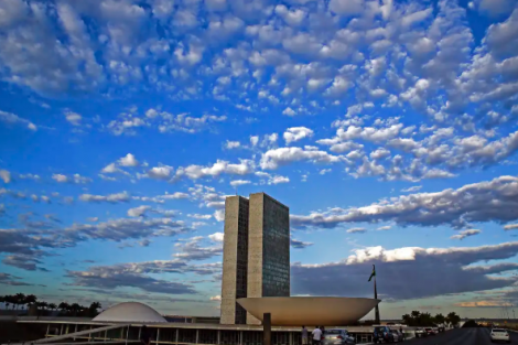 Relator antecipa fim da reeleição para 2030 e CCJ adia votação