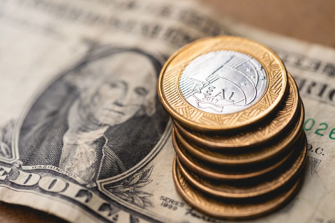 Dólar hoje volta a subir com tarifas dos EUA e IOF em foco