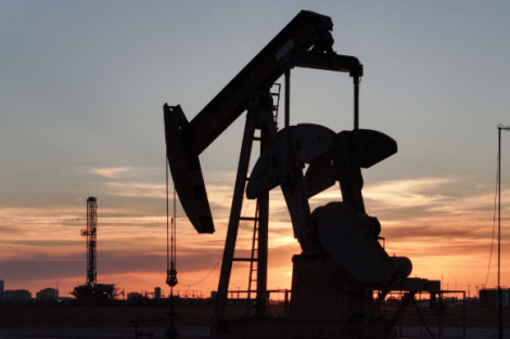 Petróleo inicia semana dividido entre risco geopolítico e excesso de oferta