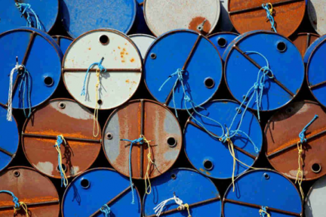 Mercado mundial de petróleo terá maior oferta e excedente após aumento da Opep+, diz IEA