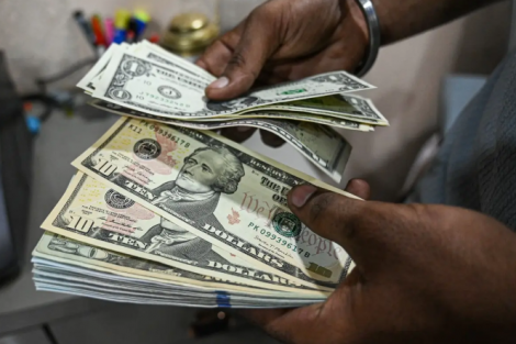 Dólar hoje recua em linha com exterior, com ata do Copom e Haddad no radar