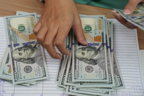 Dólar hoje retoma trajetória de alta com demanda por proteção