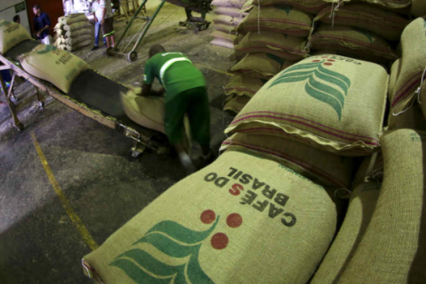 Exportação de café verde do Brasil cai 27% em fevereiro, diz Cecafé