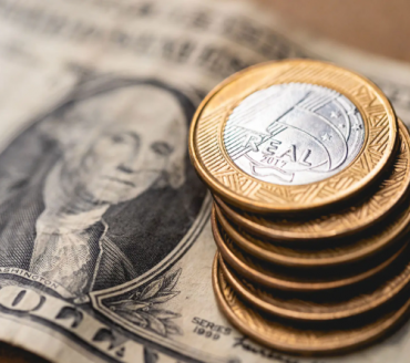 Dólar hoje sobe à espera de Fed e negociação entre EUA e China