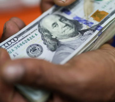 Dólar sobe a R$ 5,50 com foco no cenário político e inflação nos EUA