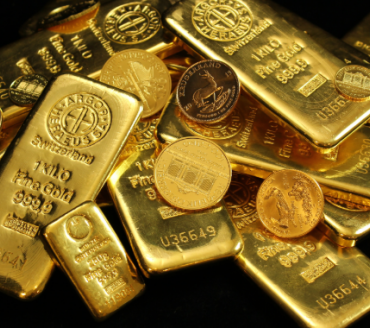 Ouro cai 1% com risco de juros globais mais altos em foco